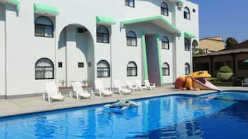 6 outdoor pools, sun loungers