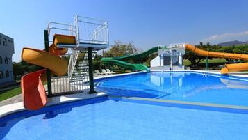 6 outdoor pools, pool loungers