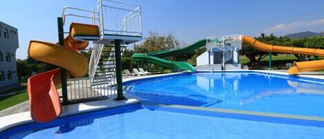 6 utendørsbassenger og solsenger