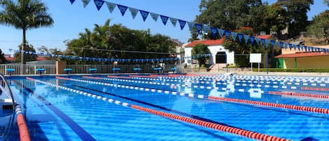 6 piscine all'aperto, lettini