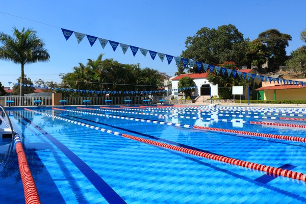 6 outdoor pools, sun loungers