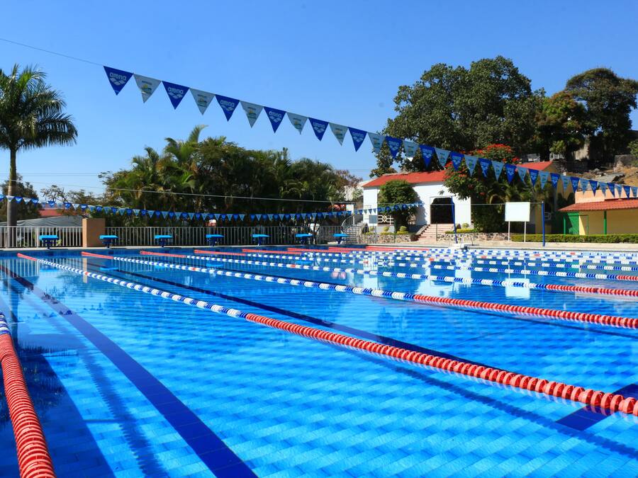 6 outdoor pools, pool loungers