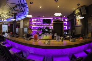 2 bares, salón en el lobby