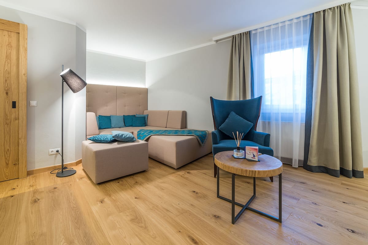 suite, balcony, mountain view | hypo-allergenic bedding, minibar, in-room safe, desk