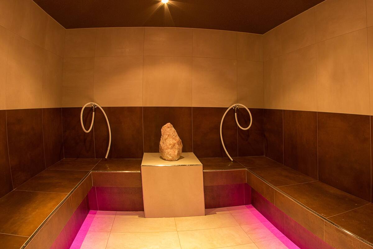 sauna, hot tub, steam room, body treatments, aromatherapy