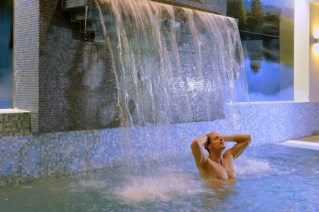 2 piscinas techadas, una piscina al aire libre de temporada, sombrillas. Wohlfuehlhotel Schiestl