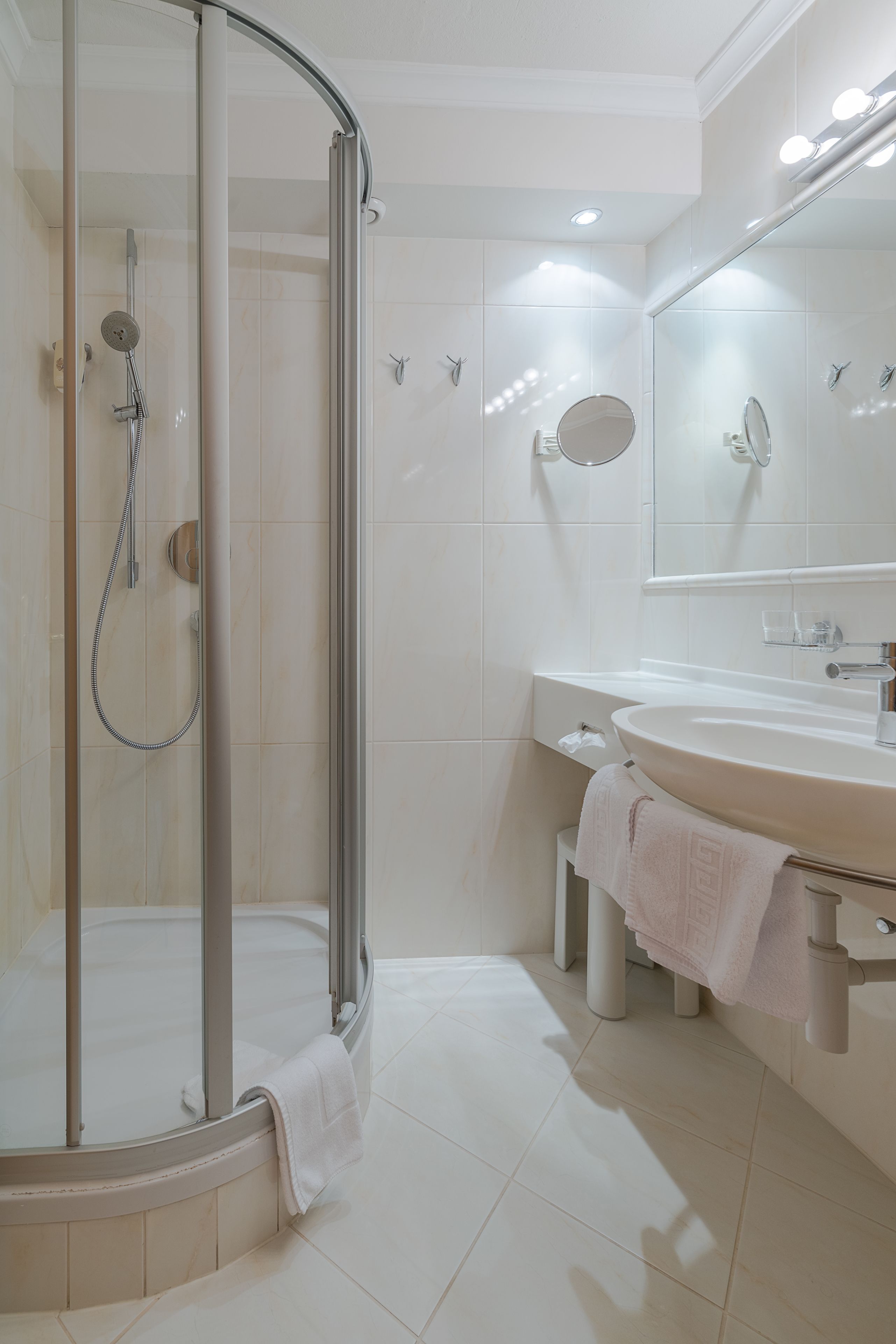 basic double room, 1 queen bed, non smoking | bathroom | free toiletries, hair dryer, bathrobes, slippers