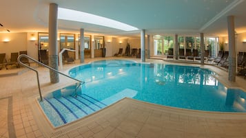 2 piscine coperte, piscina stagionale all'aperto, ombrelloni da piscina