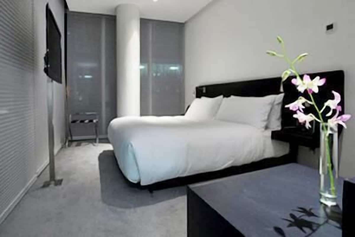 Premium bedding, down duvets, minibar, in-room safe