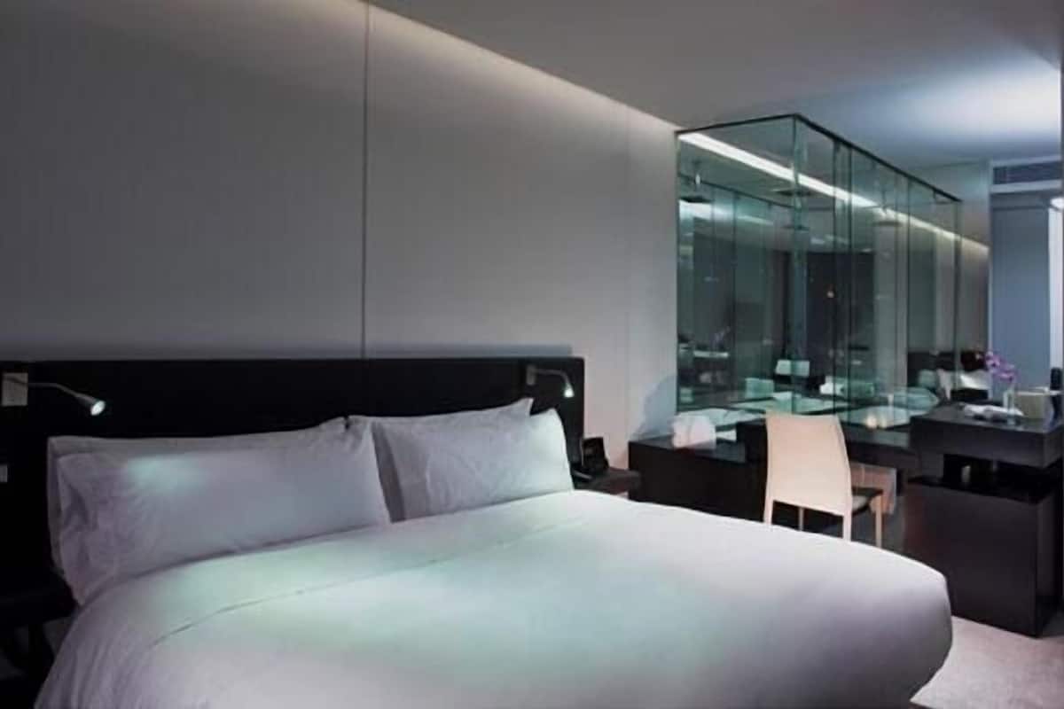 Premium bedding, down comforters, minibar, in-room safe