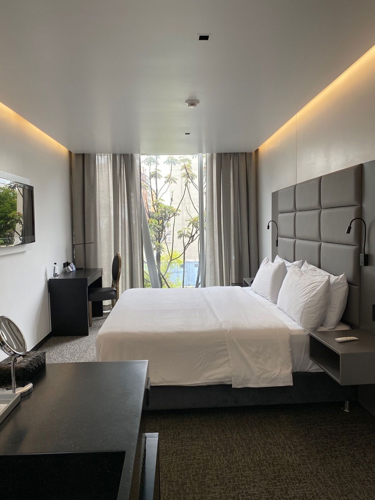 Ropa de cama de alta calidad, cubrecamas y minibar 