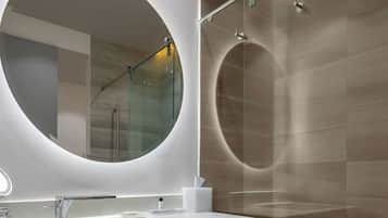 Quarto duplo superior, 2 camas de casal | Banheiro | Produtos de toalete grátis, secador de cabelo, toalhas de banho