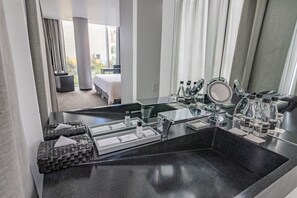 Artículos de tocador gratuitos, secador de pelo, toallas, jabón