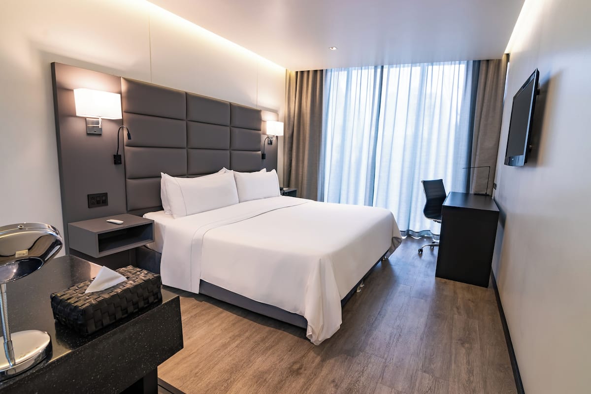 Roupas de cama premium, edredons de pluma, frigobar, cofres nos quartos