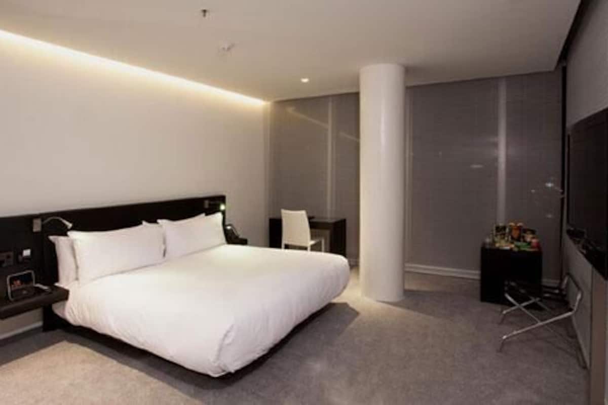 Ropa de cama de alta calidad, cubrecamas y minibar
