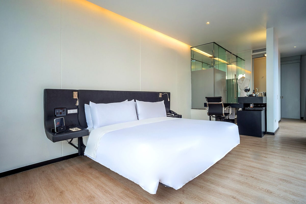 Premium bedding, down comforters, minibar, in-room safe