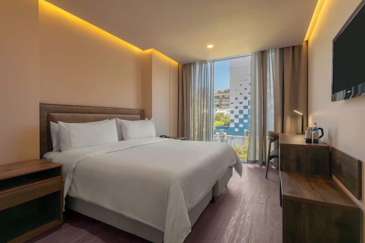 Standard Room, 1 King Bed | Premium bedding, down comforters, minibar, in-room safe