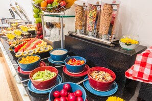 Se sirven desayunos, almuerzos y cenas; con vista al jardín