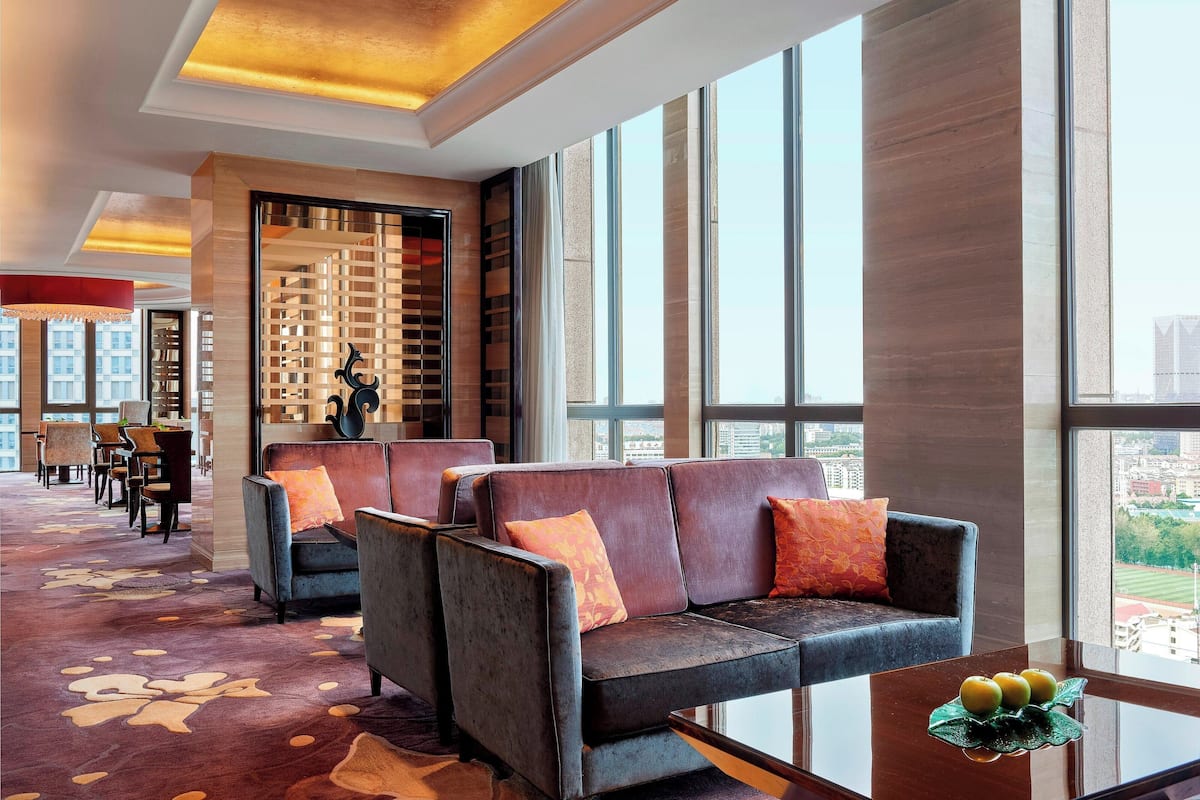 3 restaurants, lunch, dinner served; chinese cuisine