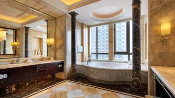 Presidential-Suite, 2 Schlafzimmer, Executive-Etage | Badezimmer | Badewanne und Dusche (separat), Regendusche, Haartrockner, Bademäntel