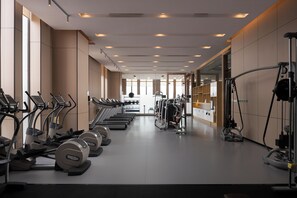 Una palestra con tapis roulant, ellittiche e macchinari per pesi.