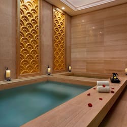 Salas para tratamentos a dois, sauna seca, banheira de hidromassagem