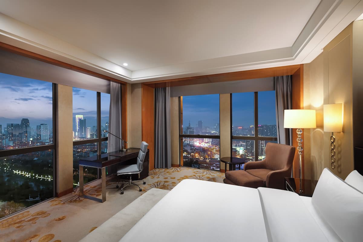 executive room, 1 king bed, non smoking, executive level | egyptian cotton sheets, down duvets, pillow-top beds, minibar