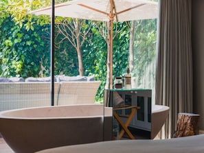 Suite (Secret Garden Suite) | Baño | Artículos de higiene personal gratuitos, secador de pelo y toallas