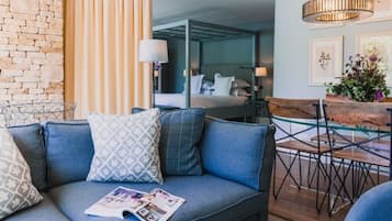 Suite (Secret Garden Suite) | Minibar, coffres-forts dans les chambres, bureau