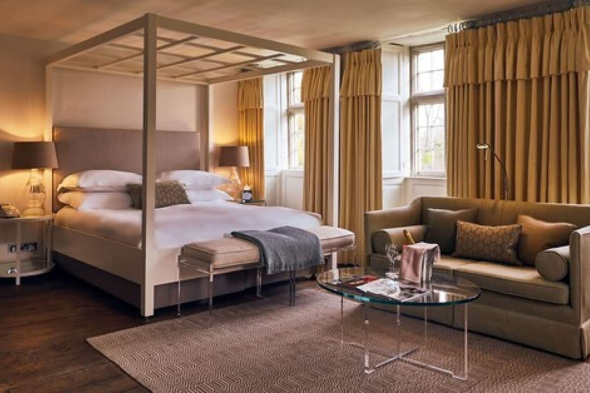 Minibar, in-room safe, desk, iron/ironing board (on request)