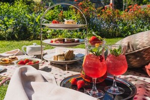Breakfast, lunch, dinner served; British cuisine  - Barnsley House Hotel (Cirencester)