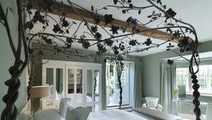 Suite (Rosemary Verey Suite) | Minibar, in-room safe, desk, iron/ironing board (on request) - Barnsley House Hotel (Cirencester)