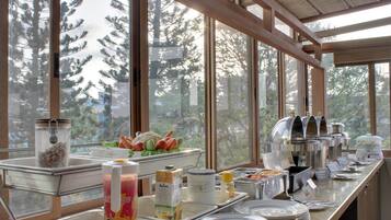 Daily buffet breakfast (INR 450 per person)