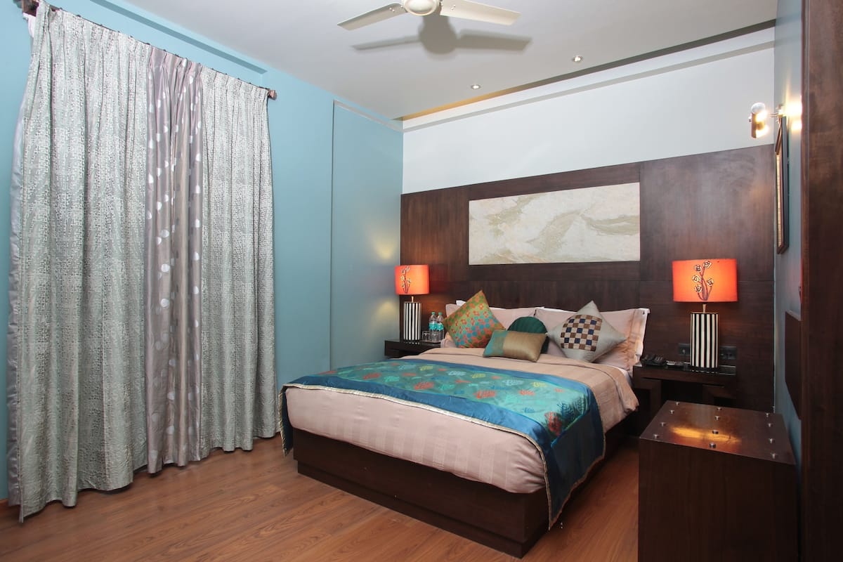 Egyptian cotton sheets, premium bedding, down comforters, pillowtop beds