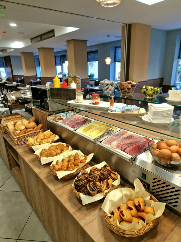 Daily buffet breakfast (EUR 12 per person) - Medos Hotel (Budapest)