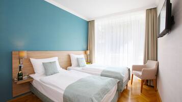 Comfort dubbelrum eller tvåbäddsrum - icke-rökare - badkar | Värdeförvaringsskåp på rummet, skrivbord och ljudisolering