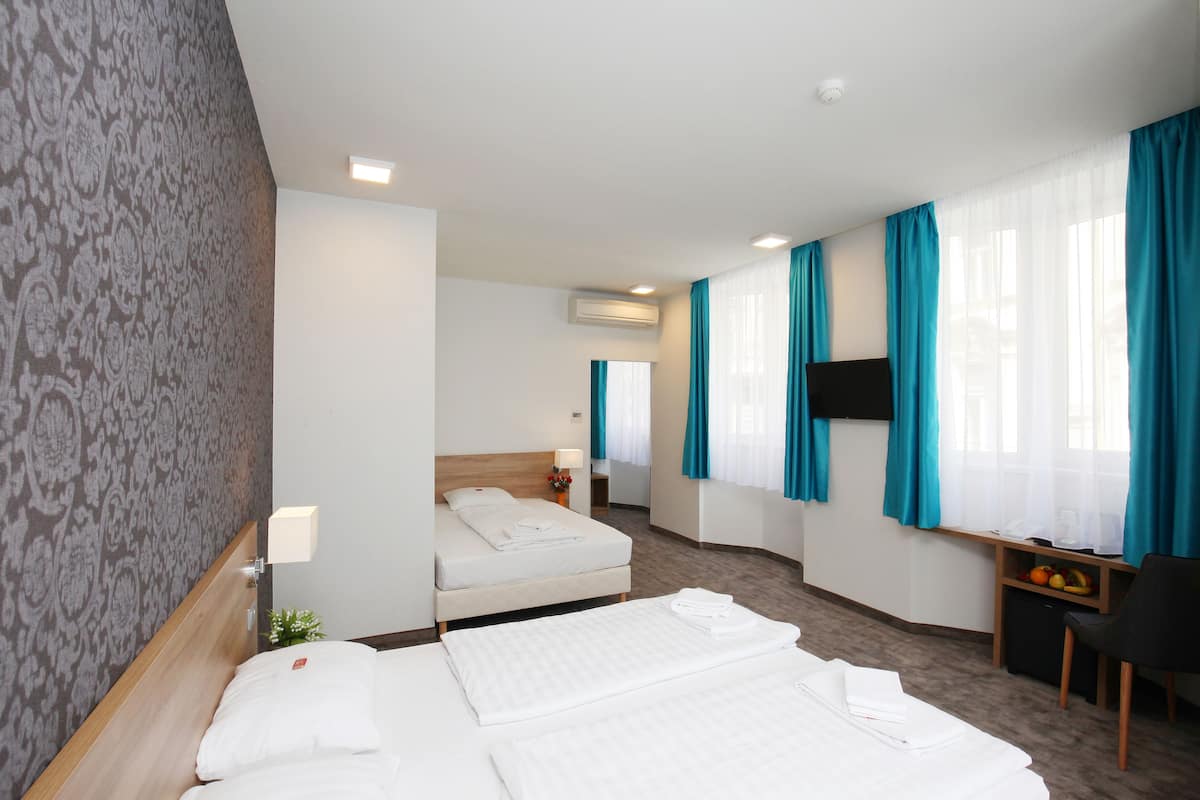 Quarto casal superior, 2 camas Queen | 1 quarto, cofres nos quartos, escrivaninha, quartos à prova de som
