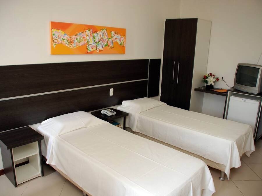 Frigobar, cortinas blackout, berços grátis