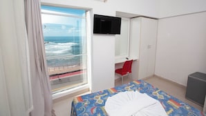 A hotel room with a bed, a desk, a TV, and a wardrobe. - Rede Andrade Ondina Hotel (Salvador)