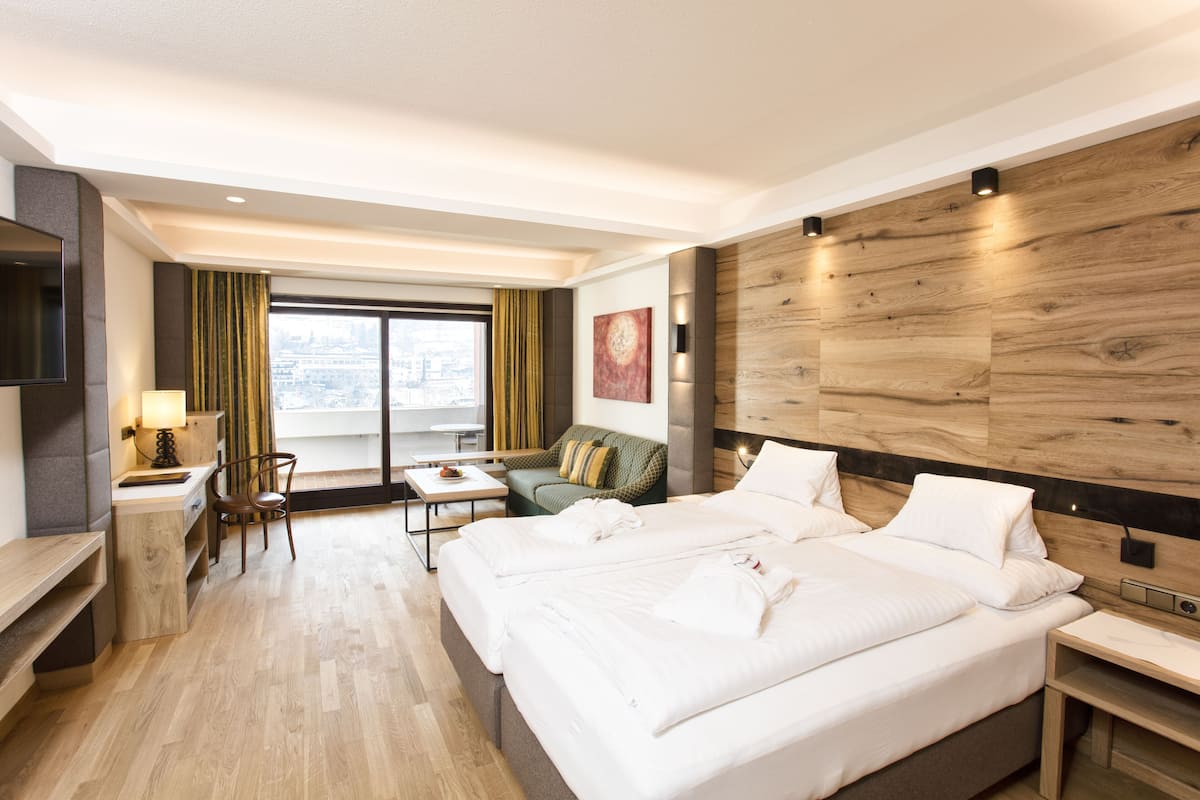 deluxe double room | 1 bedroom, premium bedding, minibar, in-room safe