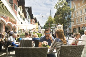 2 restaurantes; se sirve desayuno, almuerzo y cena; cocina regional