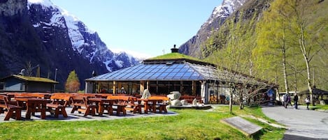 4 restaurantes; se sirve desayuno, almuerzo y cena; cocina escandinava
