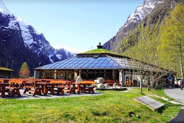 4 restaurants, breakfast, lunch, dinner served; Scandinavian cuisine