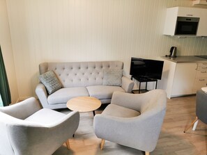 Comfort Apartment, 3 Bedrooms | Living area | 32-inch TV with cable channels - Gudvangen Fjordtell (Aurland)