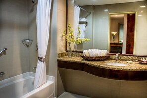 Kombinasi shower/bathtub, pengering rambut, jubah mandi, dan handuk