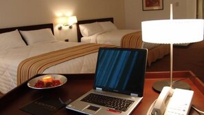 Cubrecamas, minibar, caja de seguridad en la habitación y escritorio 