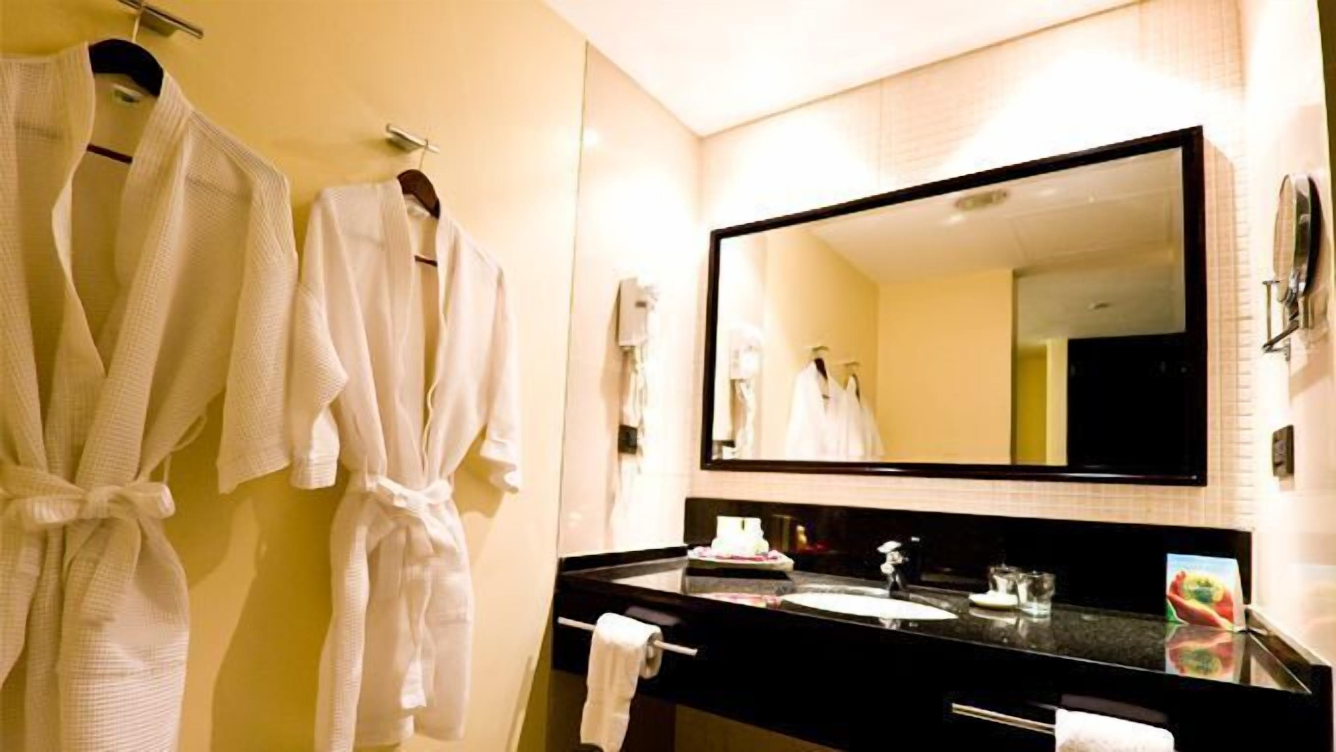 وحدات دش مع أحواض استحمام، مجففات شعر، برانس (أردية) حمّام، مناشف