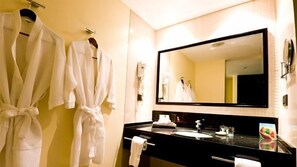 Gabungan pancuran/tab mandi, pengering rambut, jubah mandi 