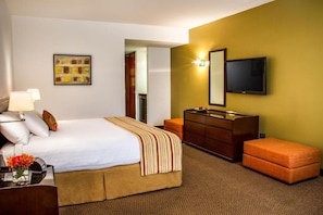 Suite Classique, vue ville | Couette en duvet d'oie, minibar, coffres-forts dans les chambres, bureau