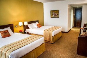 Classic Double Room, City View | Gebar bulu kapas, bar mini, peti besi dalam bilik, meja 